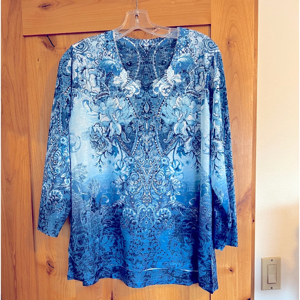 Womens large blue floral top studded v neck